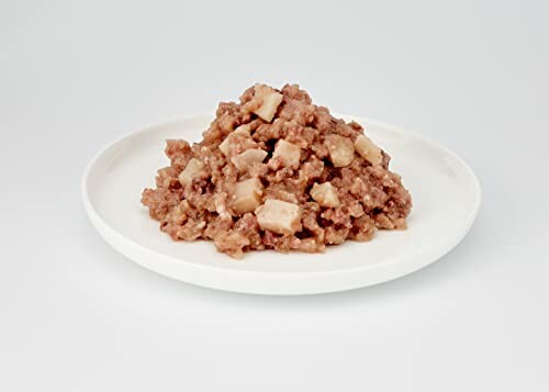 Viande hachée sur une assiette blanche.